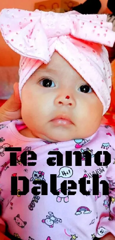 Baby with pink bow and 'Te amo Daleth' text.