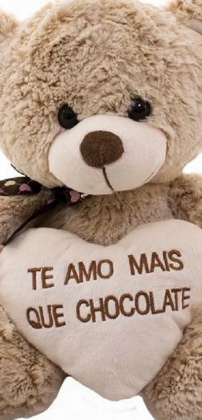 Adorable teddy bear with heart saying 'Te amo mais que chocolate'.