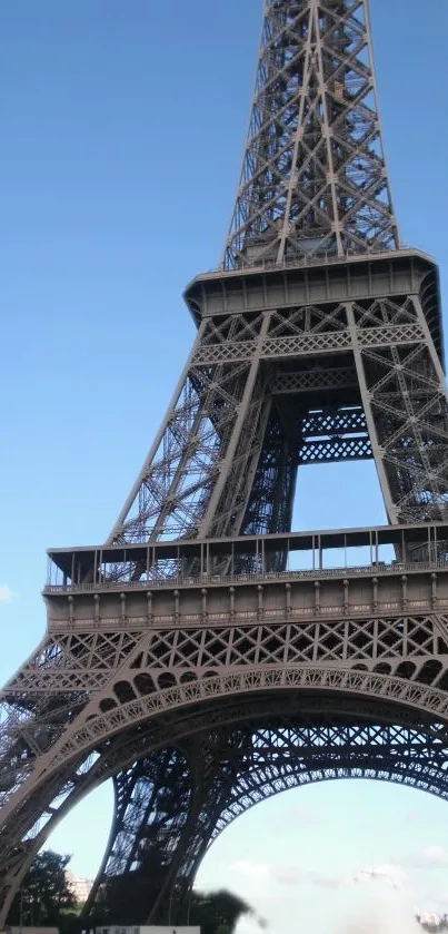 Eiffel Tower wallpaper with clear sky.