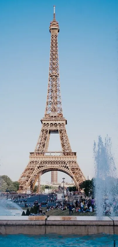 Eiffel Tower wallpaper with sky and fountains.