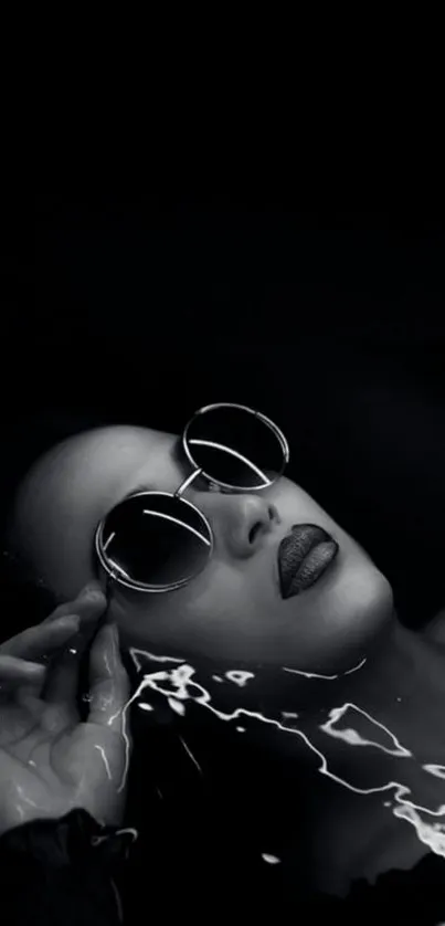 Monochrome wallpaper featuring elegant woman with sunglasses in artistic style.