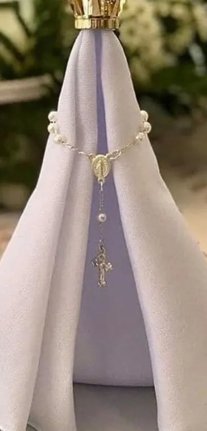 Lilac cloth with golden crown decor.