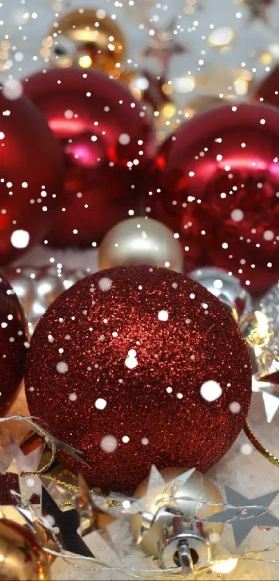 Festive wallpaper with red and gold Christmas ornaments and lights.