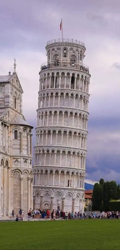 Wallpaper of the Leaning Tower of Pisa with a cloudy sky backdrop.