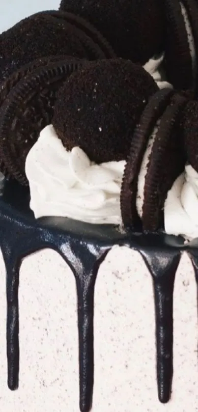 Close-up of Oreo cake with creamy frosting and chocolate cookies.