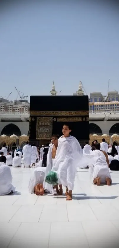 A peaceful wallpaper of the Kaaba surrounded by worshippers and blue sky.