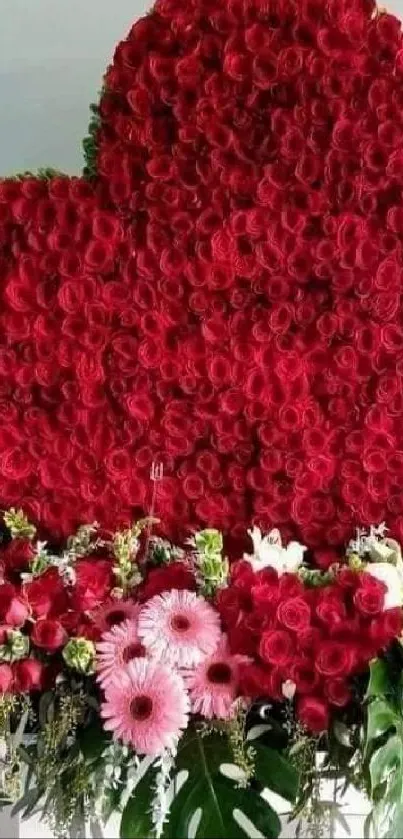 Heart-shaped red rose arrangement wallpaper with natural floral beauty.