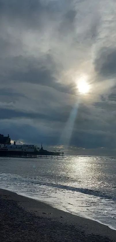 Peaceful ocean morning with sunbeams over the horizon.