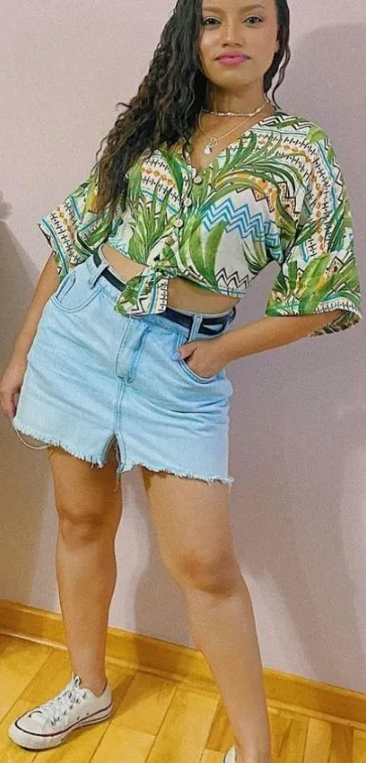 Woman in colorful summer outfit standing stylishly.