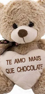 Adorable teddy bear with heart saying 'Te amo mais que chocolate'.