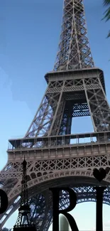 Mobile wallpaper of the Eiffel Tower with a clear blue sky in Paris.