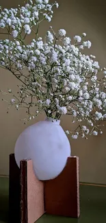 Elegant floral wallpaper with baby’s breath flowers in a minimalist vase.