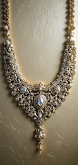 Detailed wallpaper of an ornate gold necklace with intricate designs.