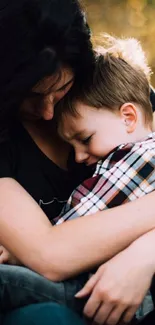 A tender mother and child embrace wallpaper scene.