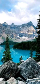 Beautiful mountain lake with turquoise water and rocky peaks.