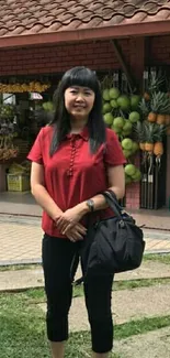 Market scene wallpaper with fruits and outdoor setting.