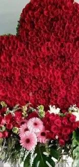 Heart-shaped red rose arrangement wallpaper with natural floral beauty.