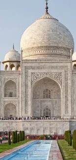 Stunning Taj Mahal wallpaper featuring its iconic architecture.