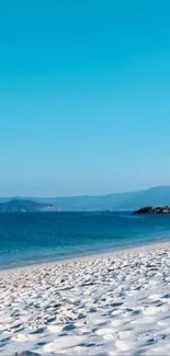 Wallpaper of a tranquil beach with blue sky and calm ocean waves.